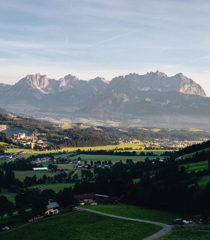 Ausflugsziele & Sehenswürdigkeiten rund um Kitzbühel Berglandschaft mit grünen Wiesen und einem Tal bei klarem Himmel