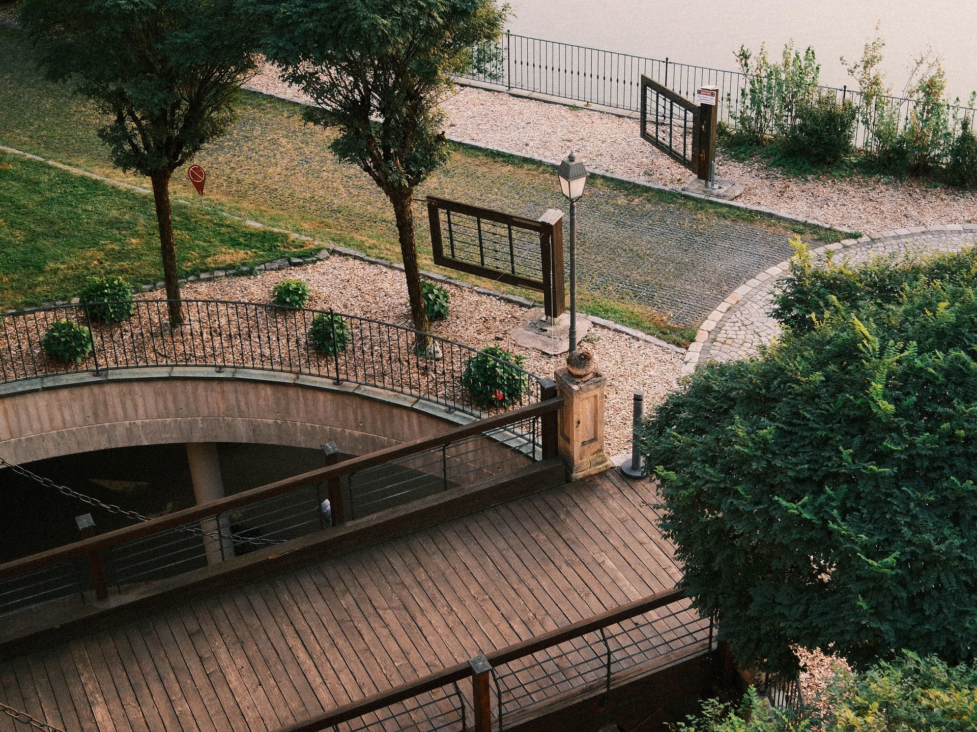 Bilder, die Sie sehen müssen. Holzbrücken über Teiche in einem grünen Park mit Spaziergängern