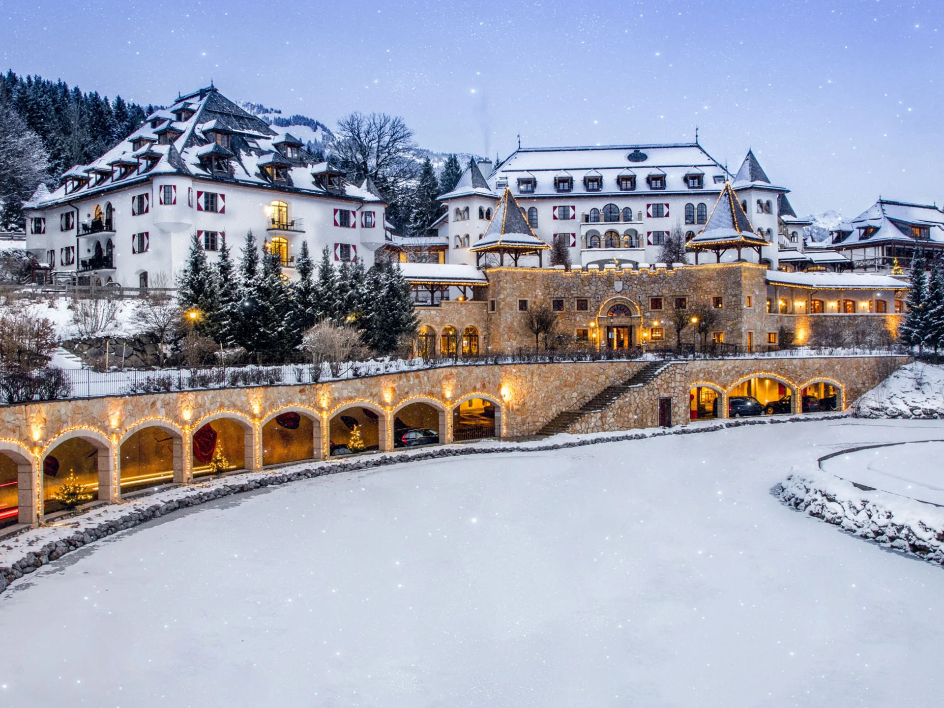 Bilder, die Sie sehen müssen. Schloss und Tunnel mit Weihnachtsbeleuchtung in einer verschneiten Berglandschaft