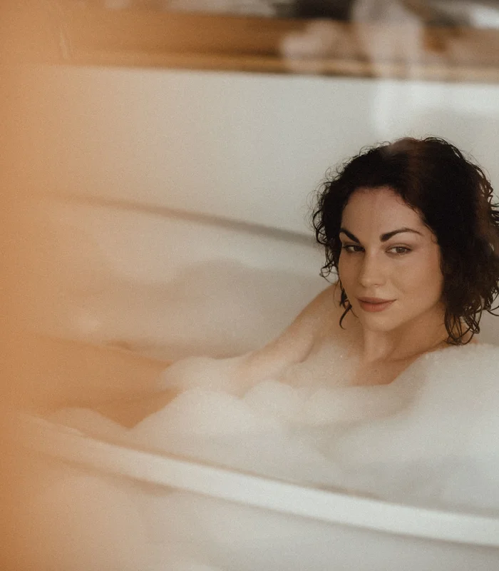 Premium-Spa im Wellnesshotel in Kitzbühel Frau entspannt in Schaumbad in Badewanne