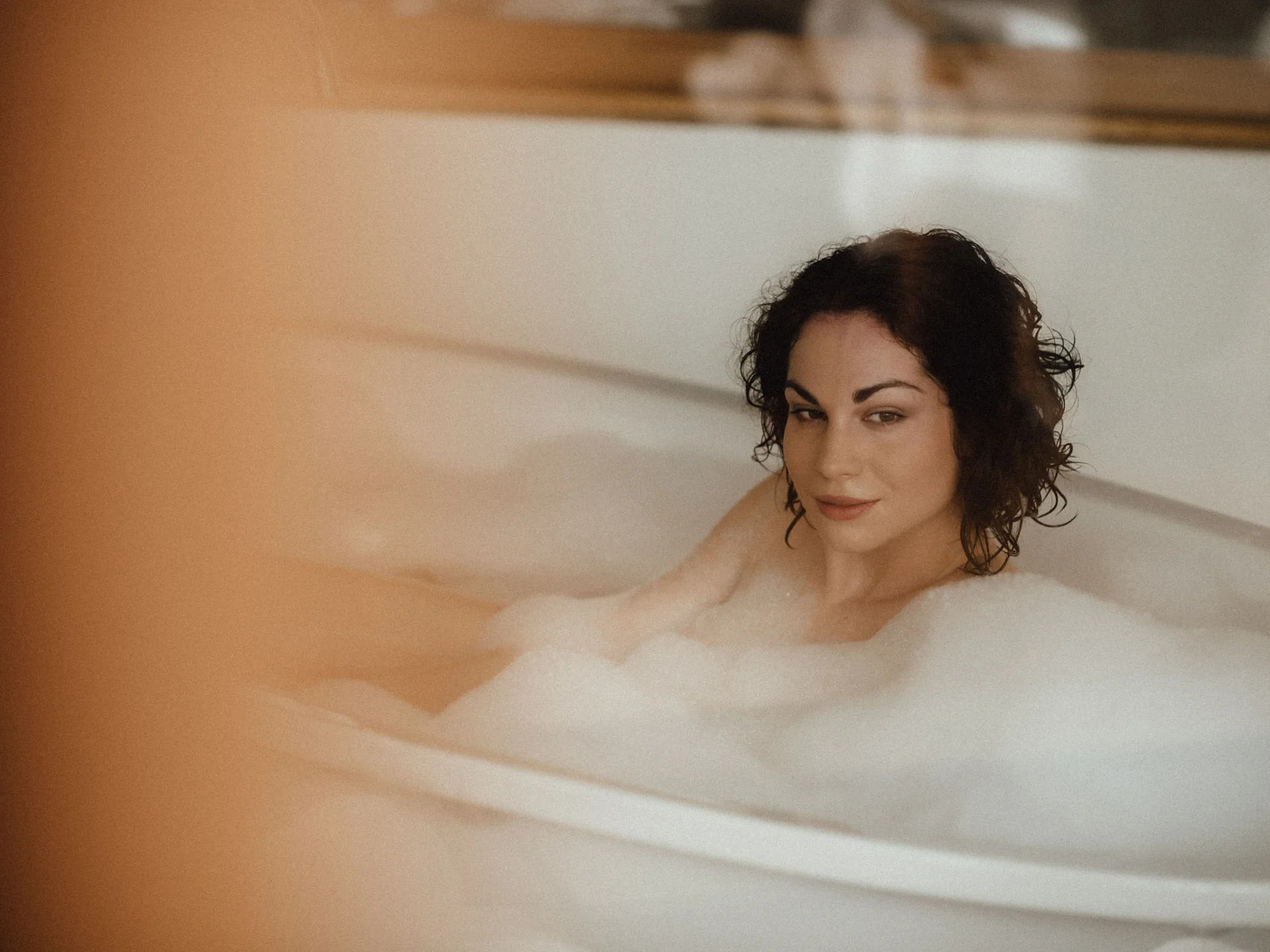 Bilder, die Sie sehen müssen. Frau entspannt in Schaumbad in Badewanne