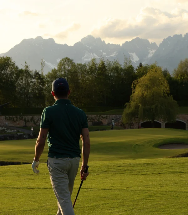 Das Golfhotel in Kitzbühel Golfer auf Golfplatz im Hintergrund der Wildekaiser