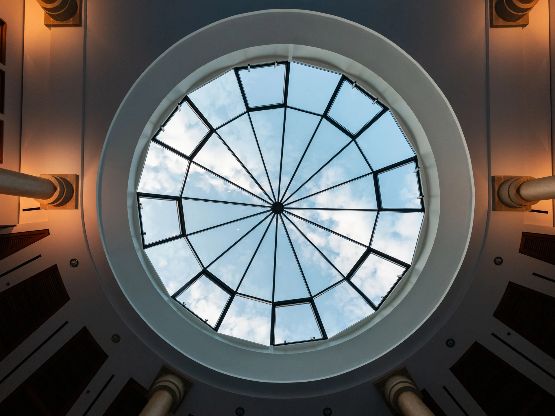 Bilder, die Sie sehen müssen. Ovales Glasdach mit Blick auf den Himmel und Wolken