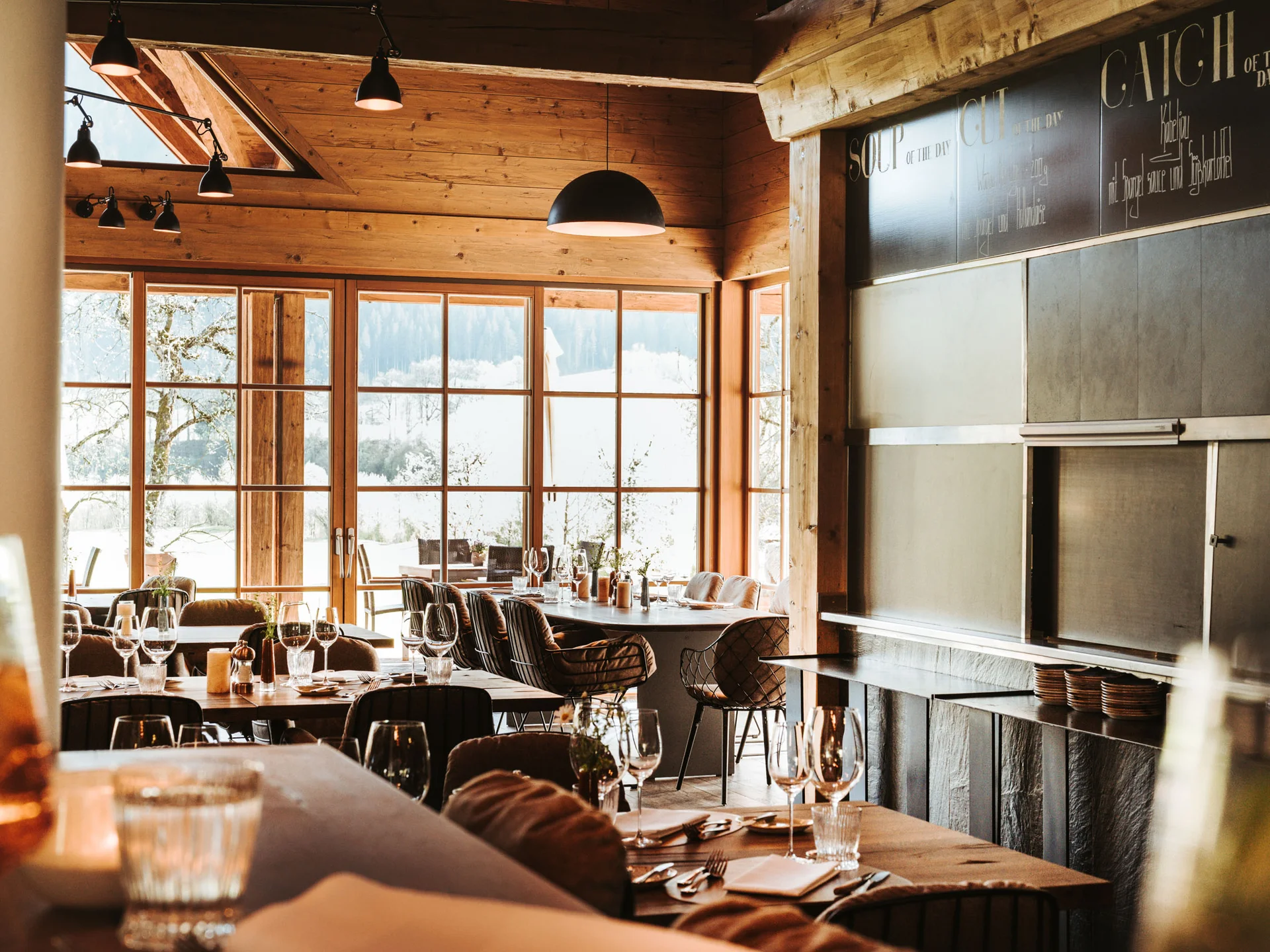 Bilder, die Sie sehen müssen. Gemütliches Restaurant mit Holzwänden und gedeckten Tischen bei Tageslicht