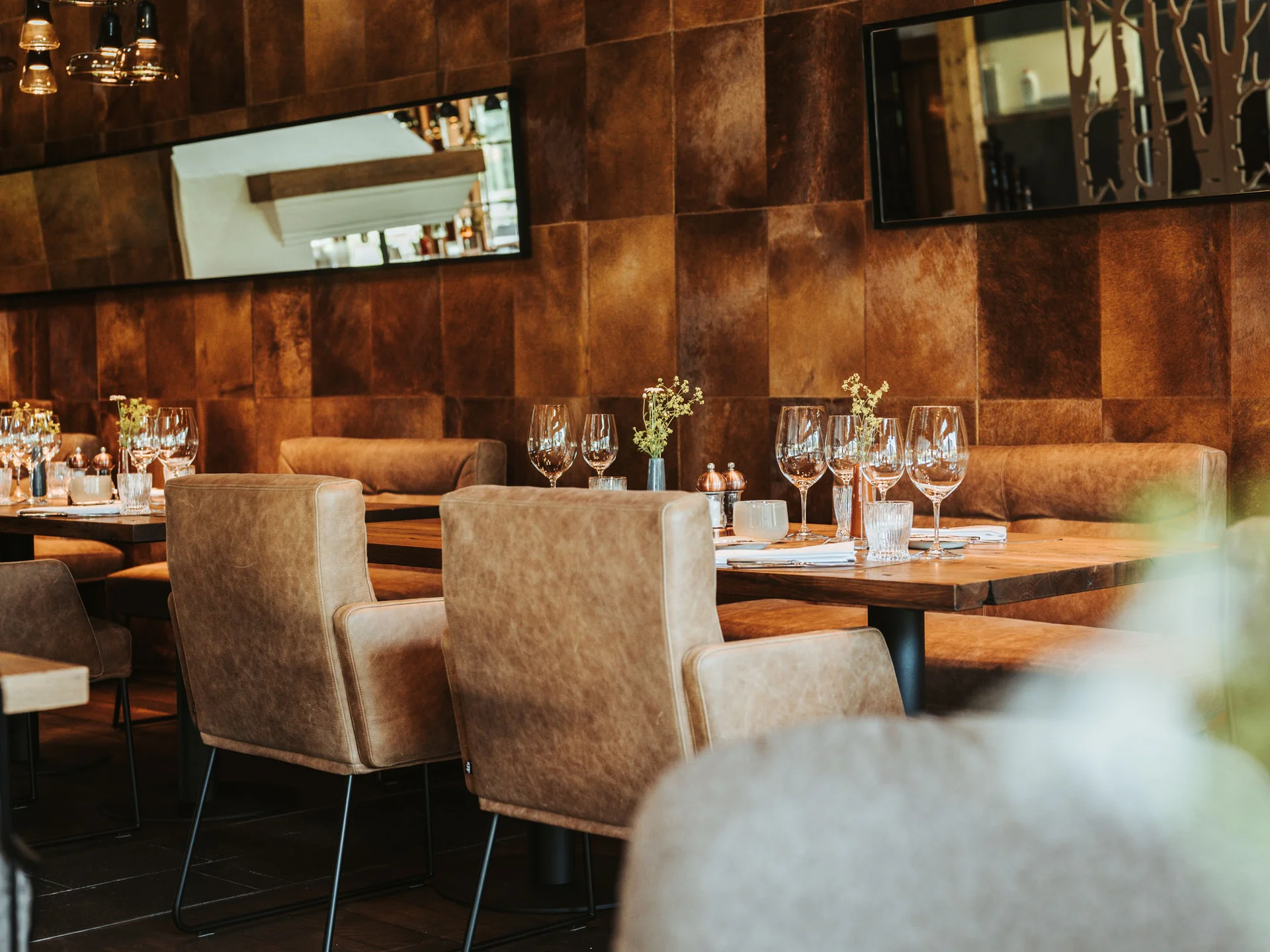 Bilder, die Sie sehen müssen. Gemütliches Restaurant mit Ledersesseln und eingedeckten Tischen