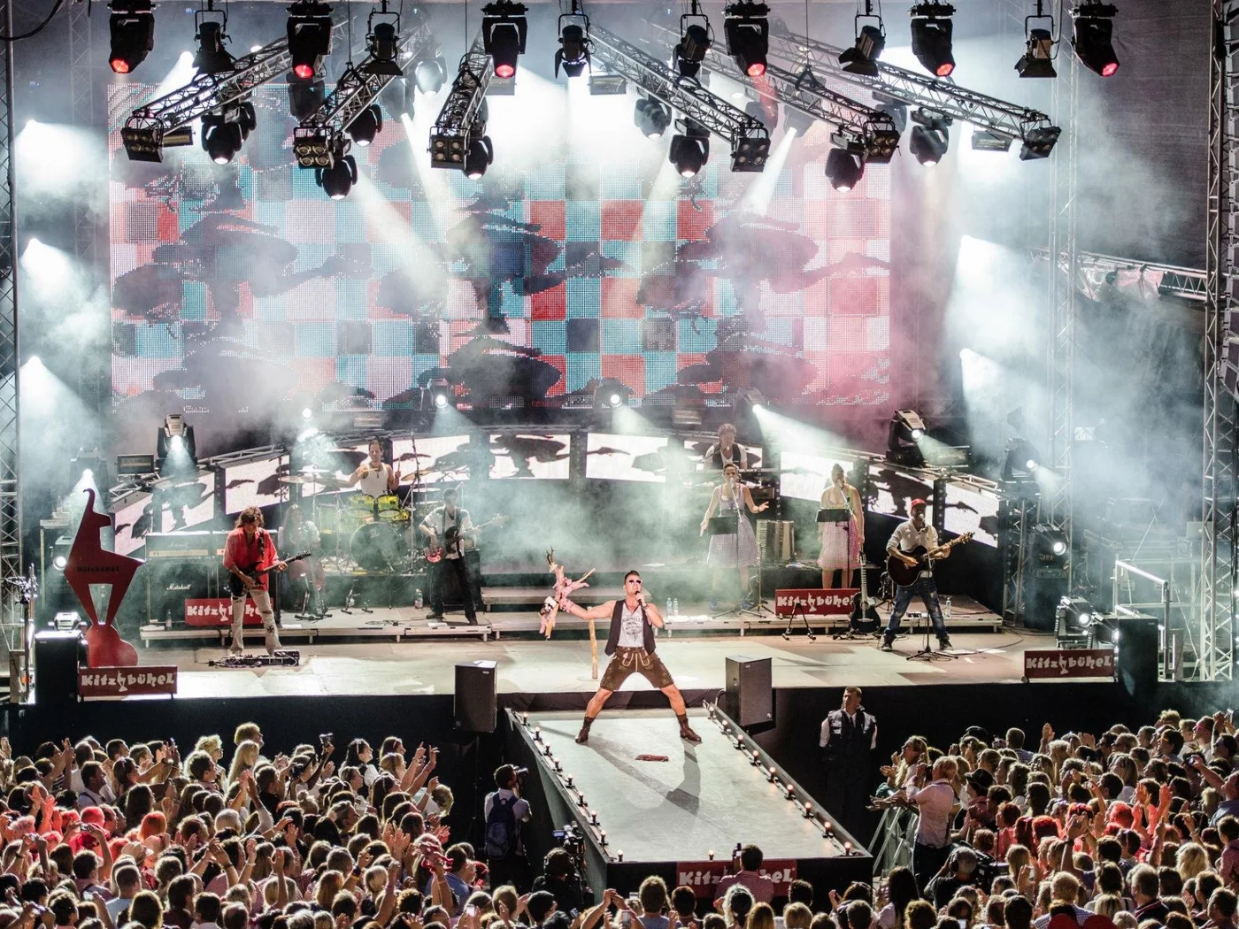 Die Schlossevents Live-Konzert mit Band und Sänger auf beleuchteter Bühne vor großem Publikum