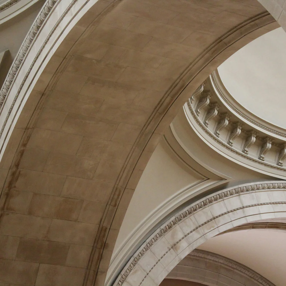 Kulturhotel. Schlosshotel. Kitzbühel. Nahaufnahme von kunstvoll verzierten gewölbten Decken und Bögen