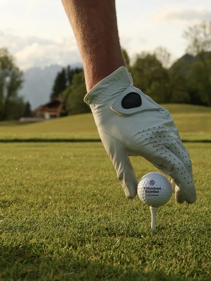 Das Golfhotel in Kitzbühel Hand greift nach Golfball