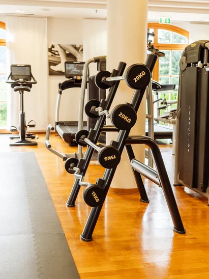 Fitness und Yoga im Hotel in Tirol Helle Fitnessstudio mit Gewichten und Trainingsmaschinen am Holzboden