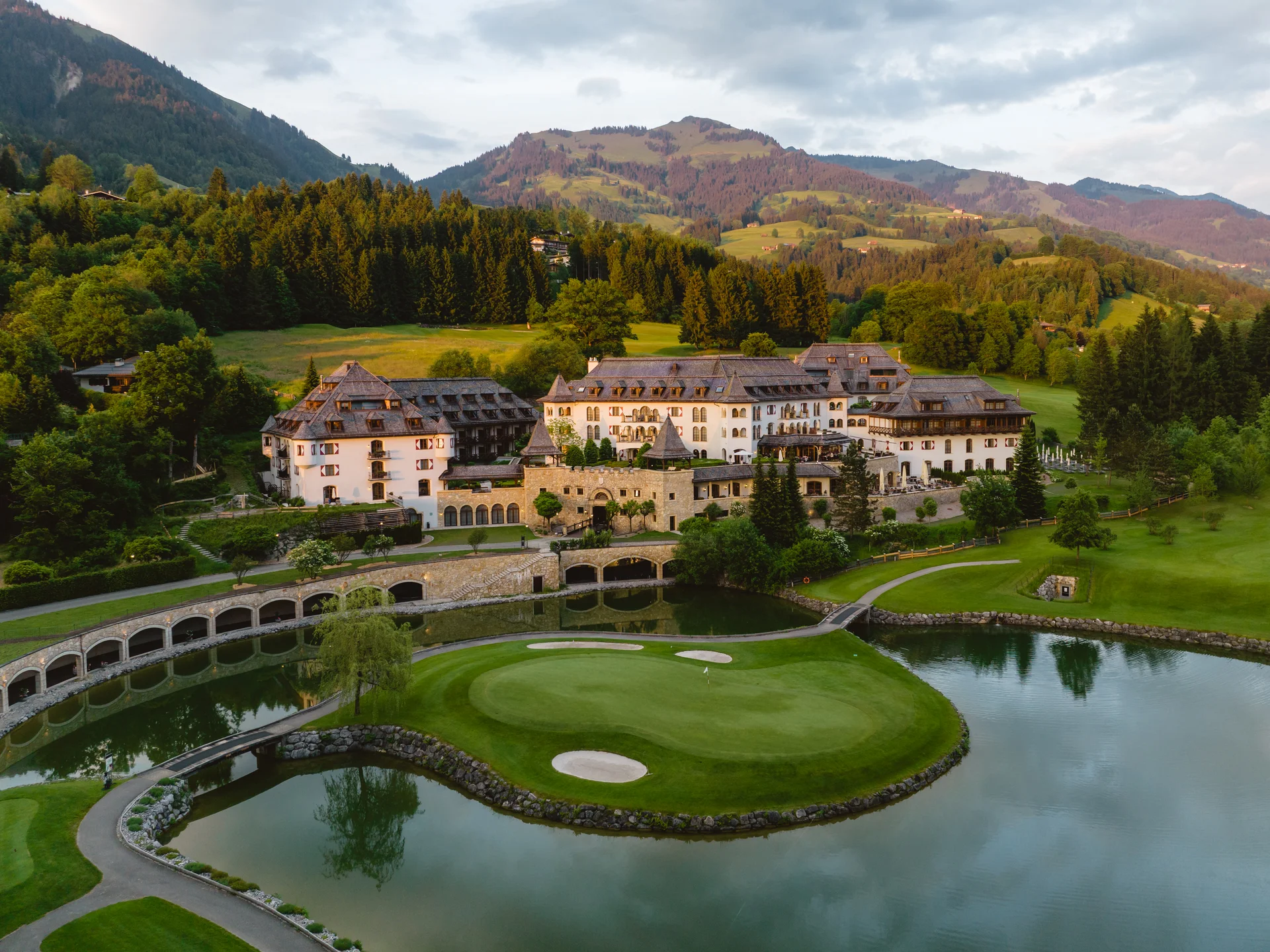 Bilder, die Sie sehen müssen. Luxuriöses Resort in den Bergen mit Golfplatz auf Insel und Teich