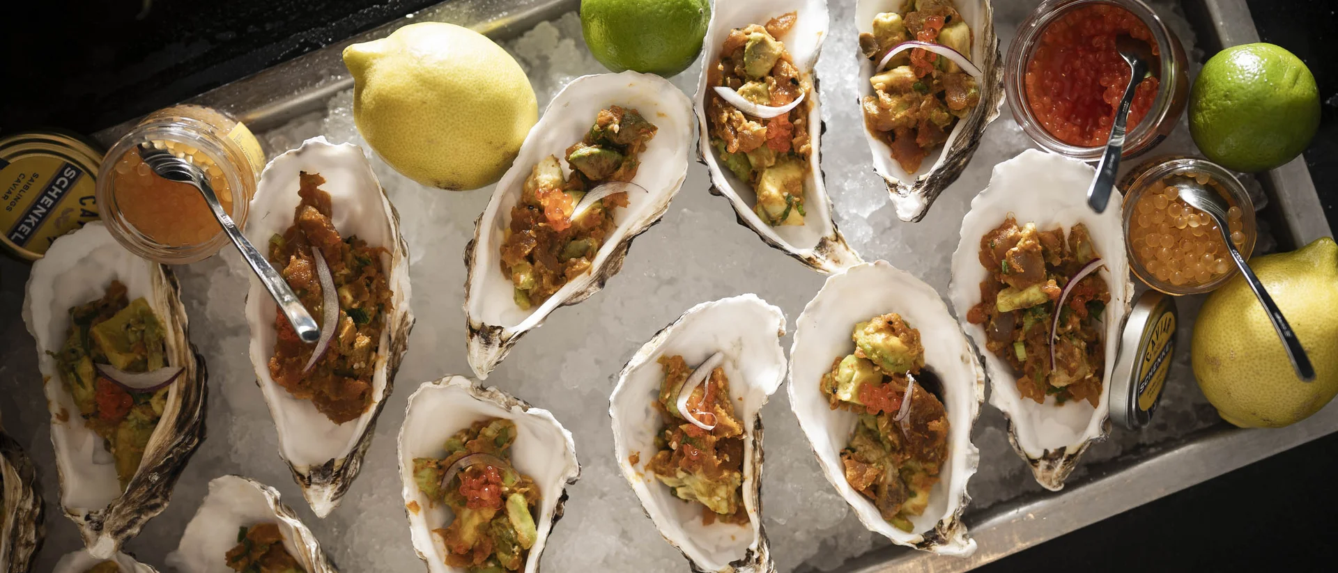 Restaurant Kitzbühel | Genuss im Schlosshotel Osterschale mit Austern, Zitrone, Limetten und Kaviar auf Eis