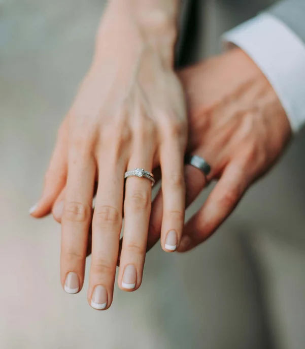 Eine der schönsten Hochzeitslocations in Tirol Braut und Bräutigam zeigen ihre Eheringe an den Händen