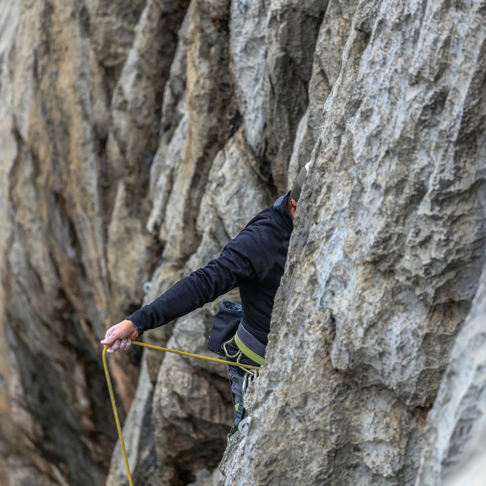 Rund ums Bikehotel in Kitzbühel wandern Felsenkletterer zieht Seil auf steiler Kletterwand