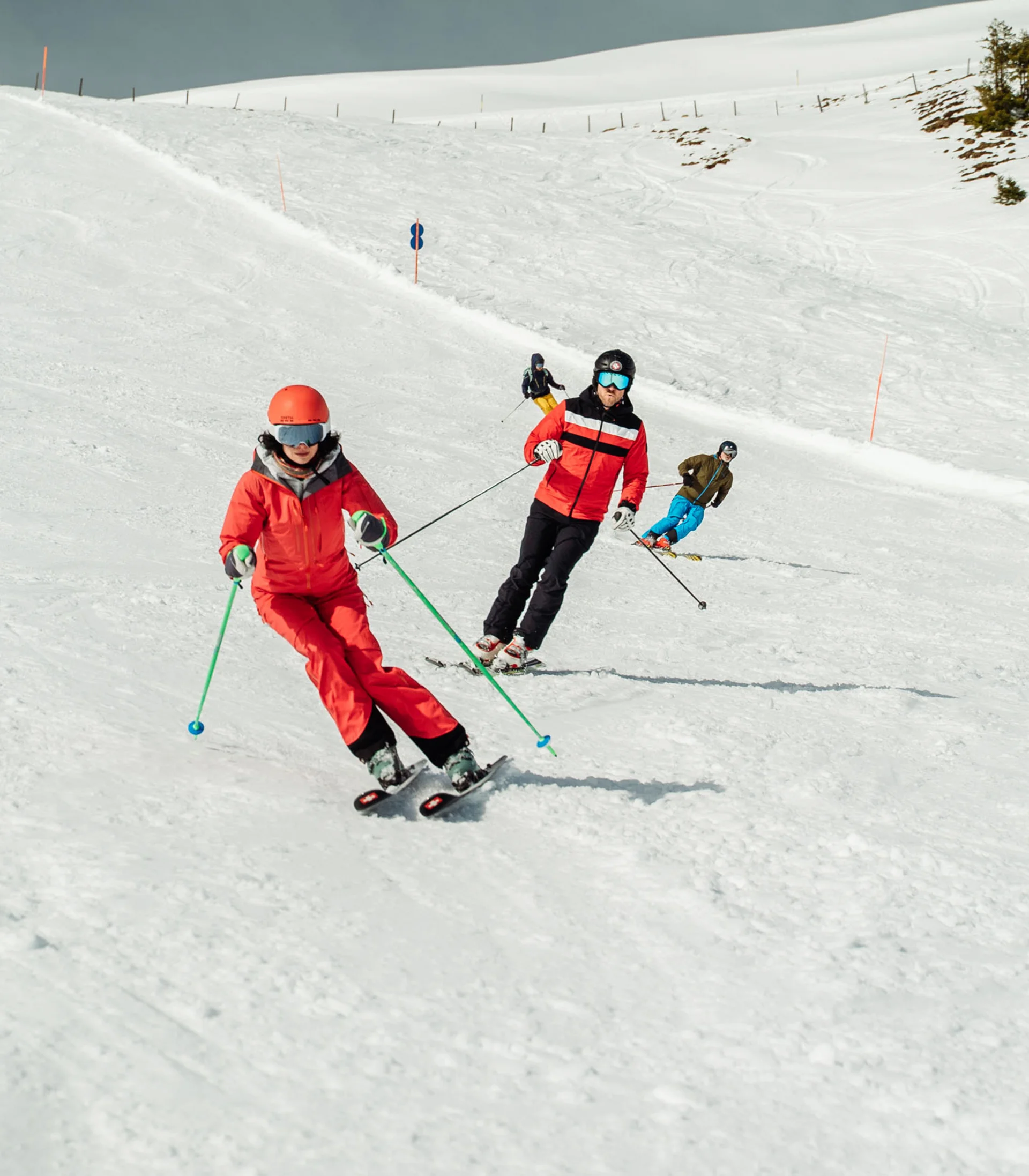 Aktiv in der Gamsstadt im Sporthotel in Kitzbühel Mehrere Skifahrer in roter und blauer Kleidung auf einer schneebedeckten Piste