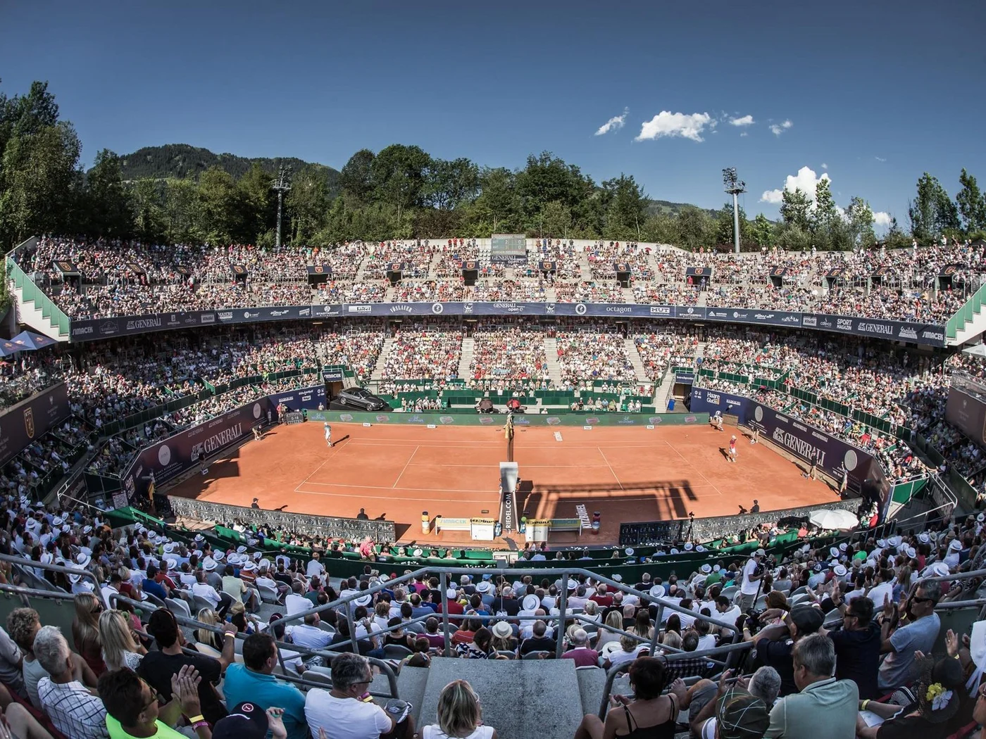 Die Schlossevents Volles Tennisstadion bei Tag mit Spielern auf Sandplatz