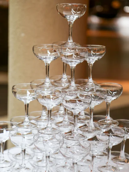 Eine der schönsten Hochzeitslocations in Tirol Pyramide aus leerem Sektglas-Stapel auf Tisch