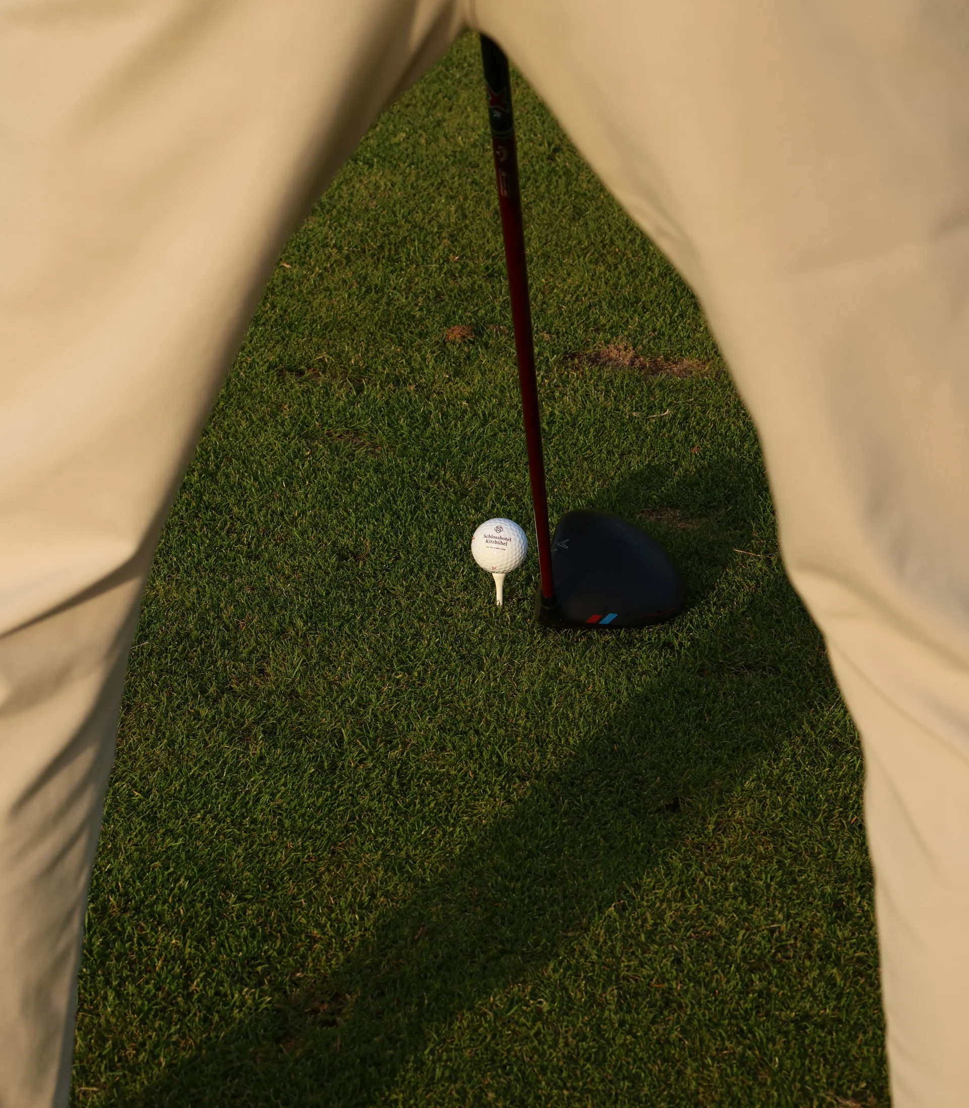 Das Golfhotel in Kitzbühel Golfball kurz vor dem Abschlag