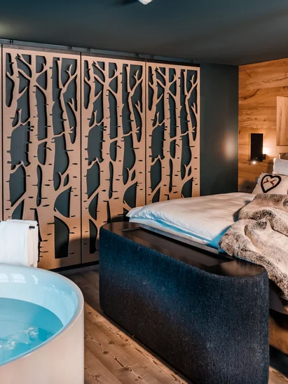 Ein Hotel mit freistehender Badewanne? Gemütliches Schlafzimmer mit Whirlpool und Holzdekor