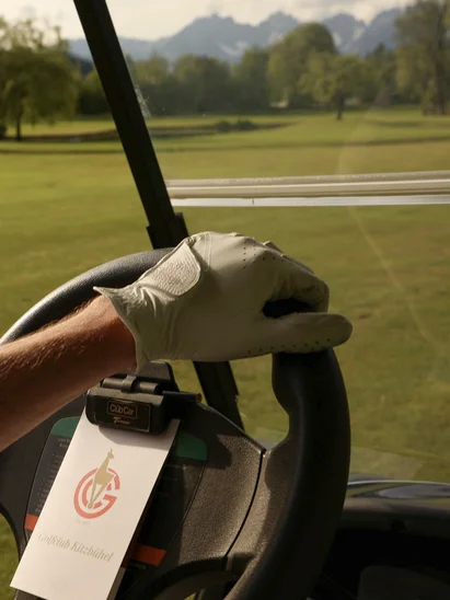 Das Golfhotel in Kitzbühel Golfer im Golfcar