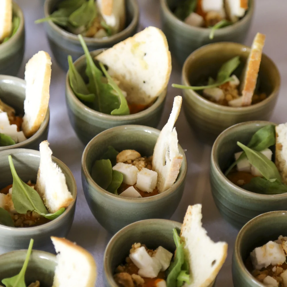 Eine der schönsten Hochzeitslocations in Tirol Mehrere Schalen mit Salat, Brot und Käse auf einem Tisch