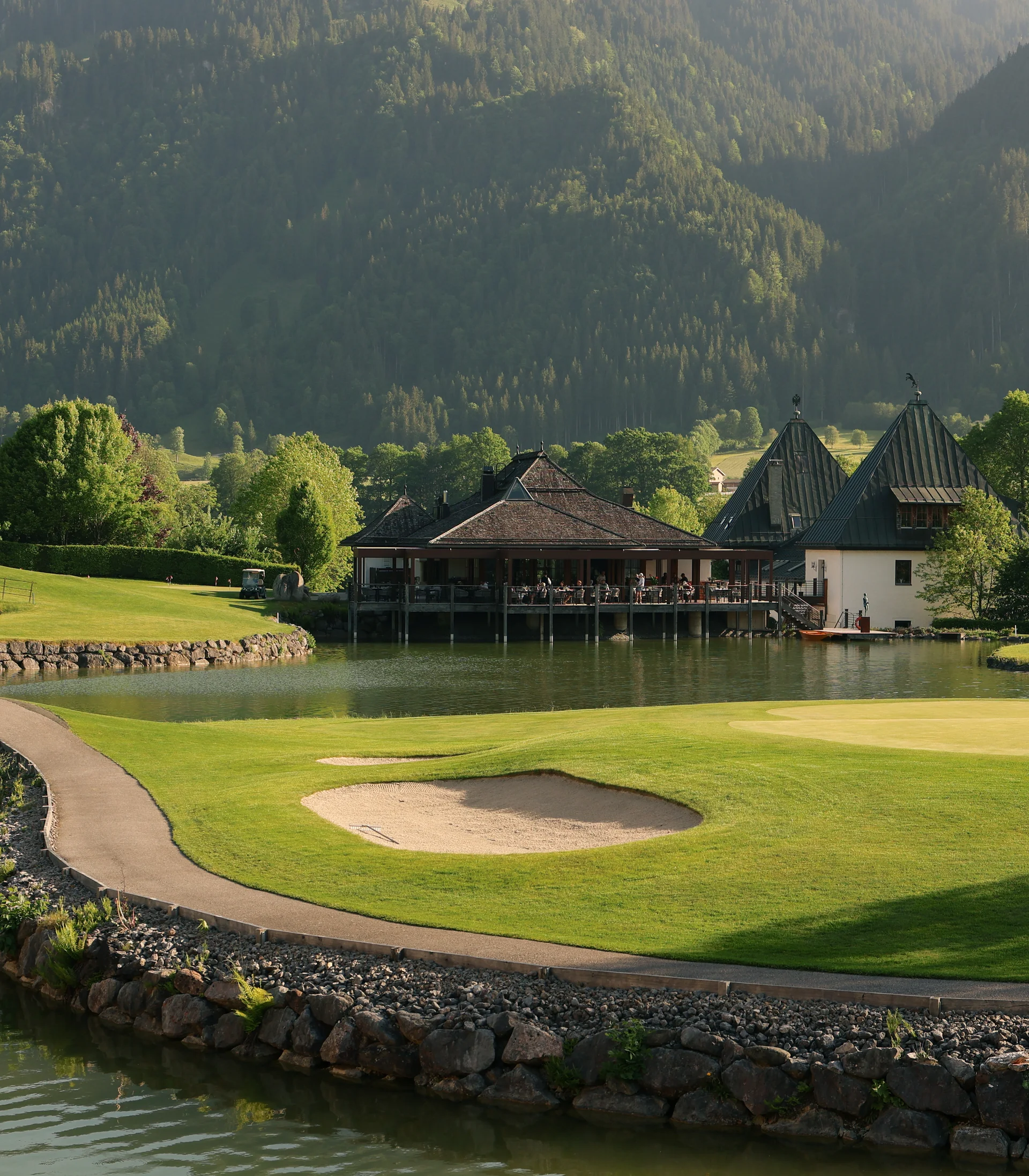 Restaurant Kitzbühel | Genuss im Schlosshotel Das Kaps am See umgeben von dem Golfplatz