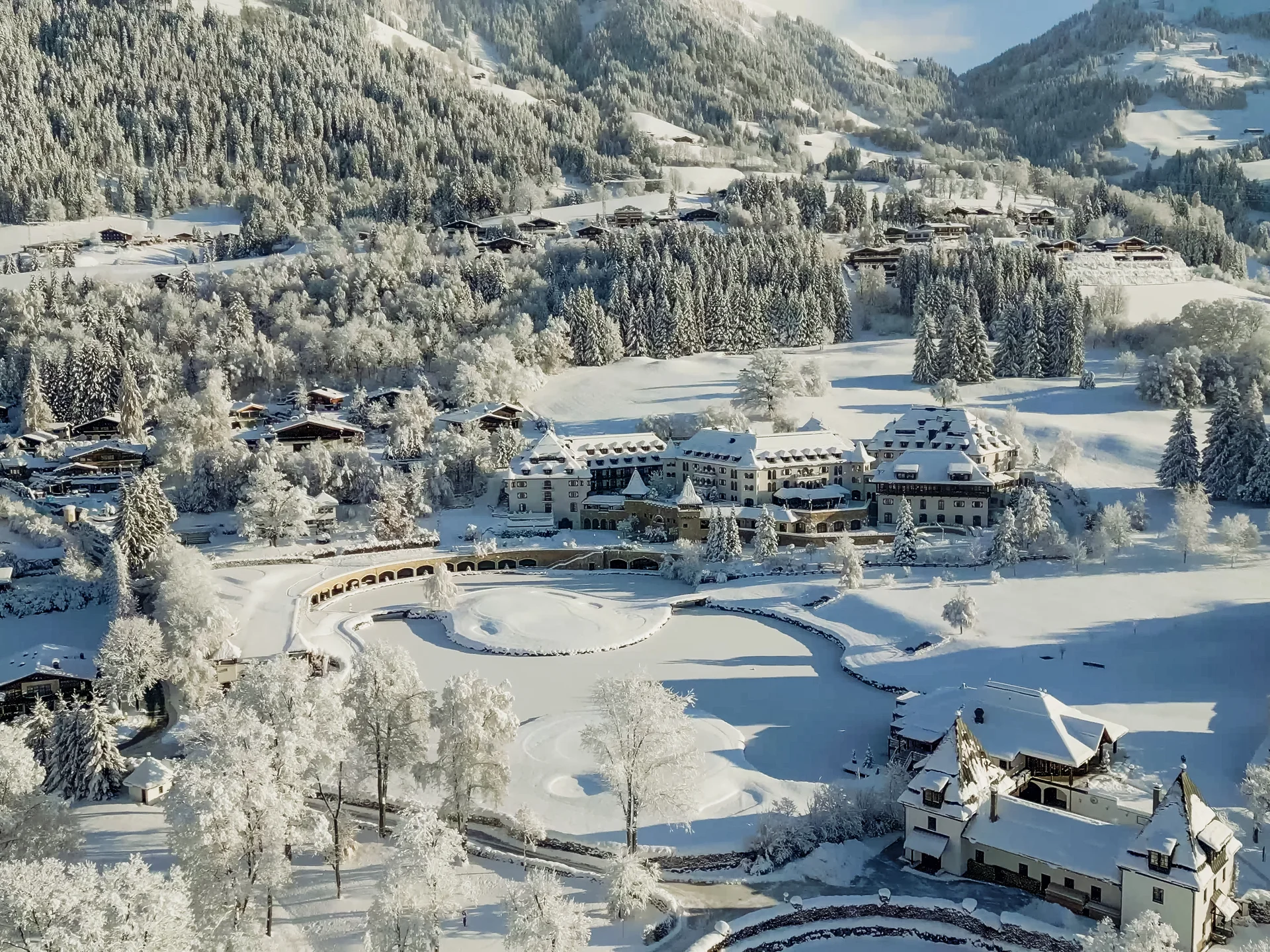 Bilder, die Sie sehen müssen. Schneebedecktes Dorf und Gebäude in verschneiter Winterlandschaft mit Bergen