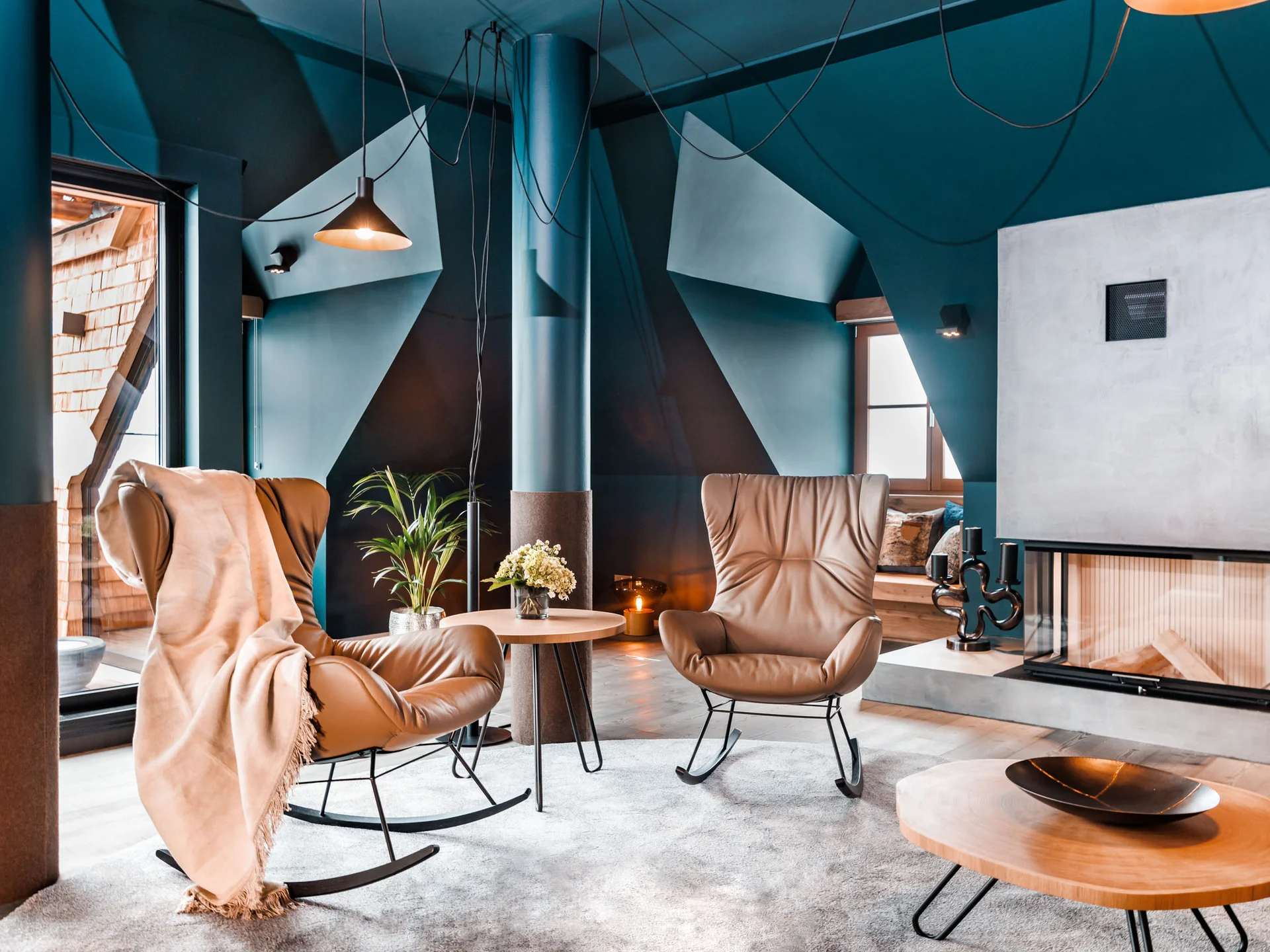 Bilder, die Sie sehen müssen. Wohnzimmer mit modernen Schaukelstühlen, Kamin und Dekoration