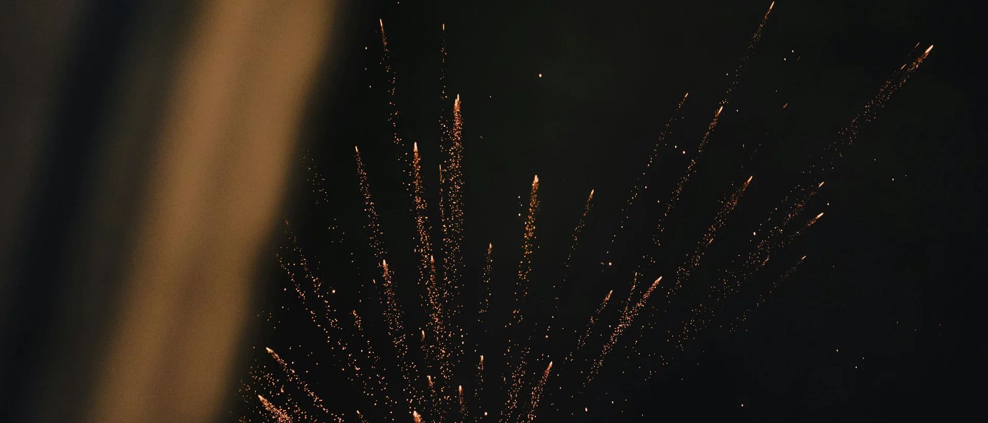 Silvester in Kitzbühel = Hotel, Party, Champagner Feuerwerksfunken, die in der Nachtluft aufsteigen