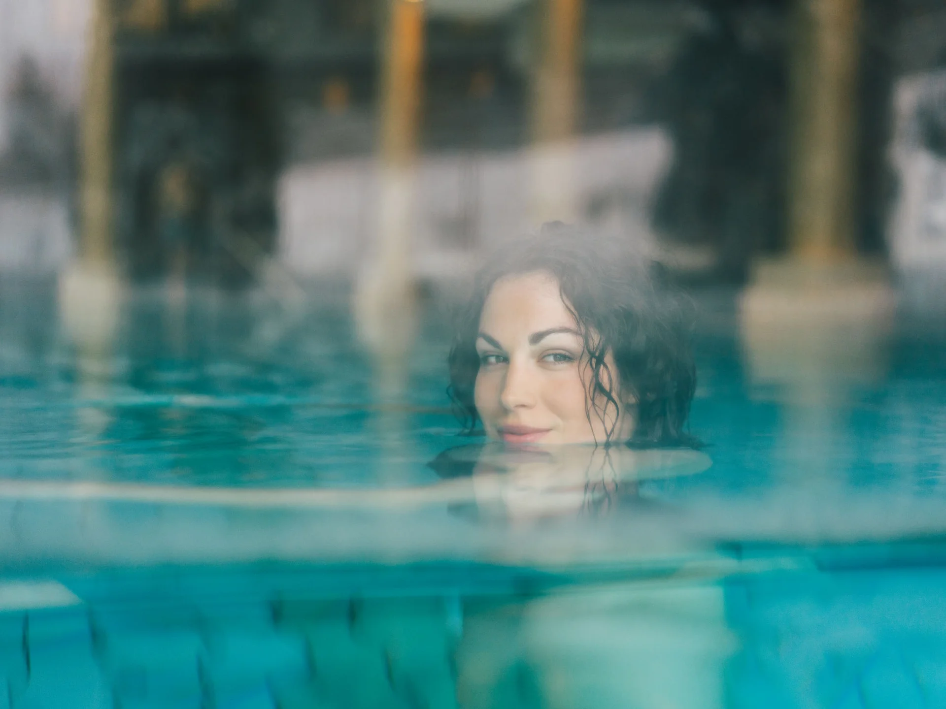Bilder, die Sie sehen müssen. Frau entspannt sich in einem Dampfbad mit Wasser und Nebel