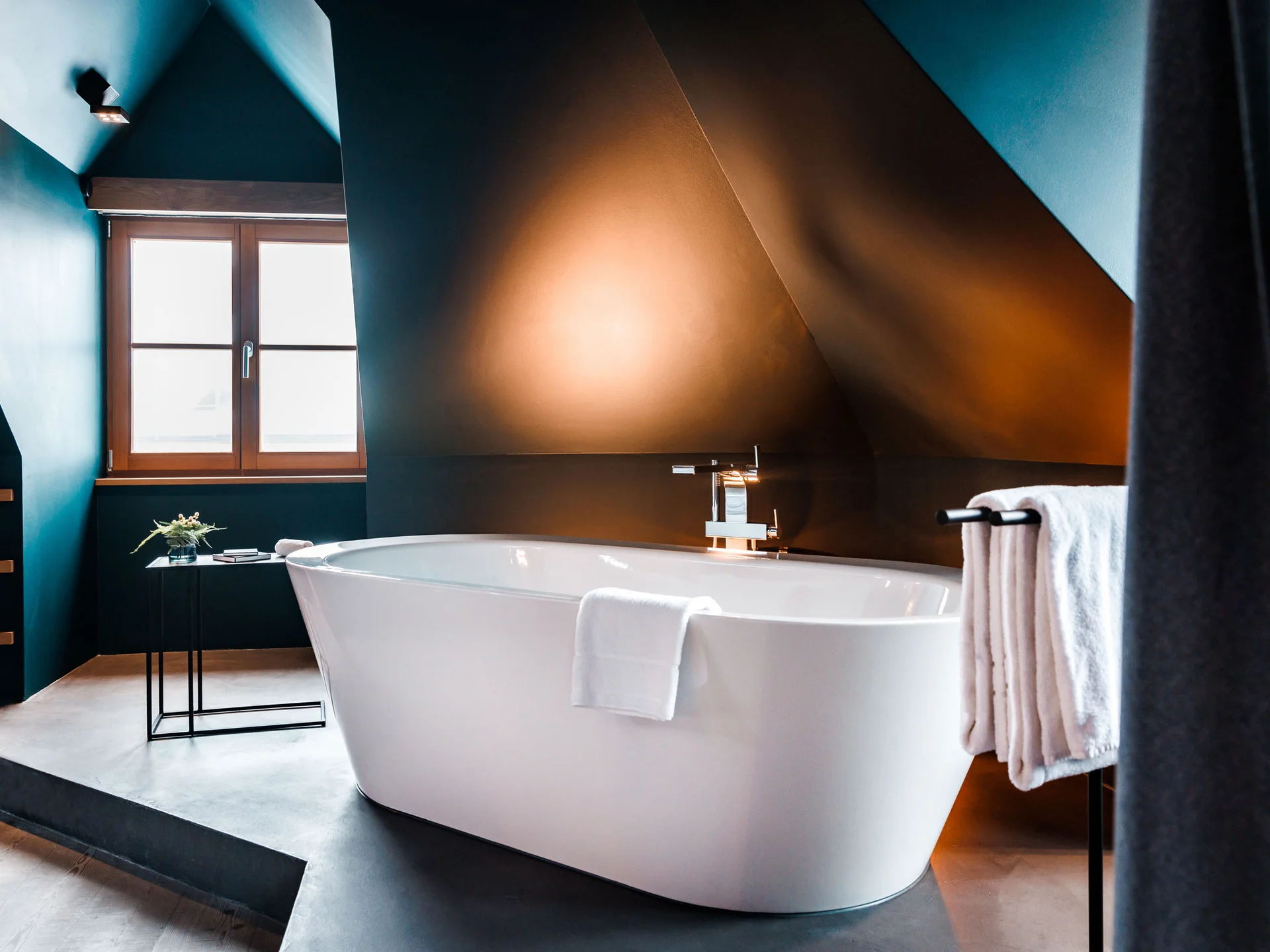 Bilder, die Sie sehen müssen. Moderne freistehende Badewanne in stilvollem Badezimmer mit gedämpftem Licht