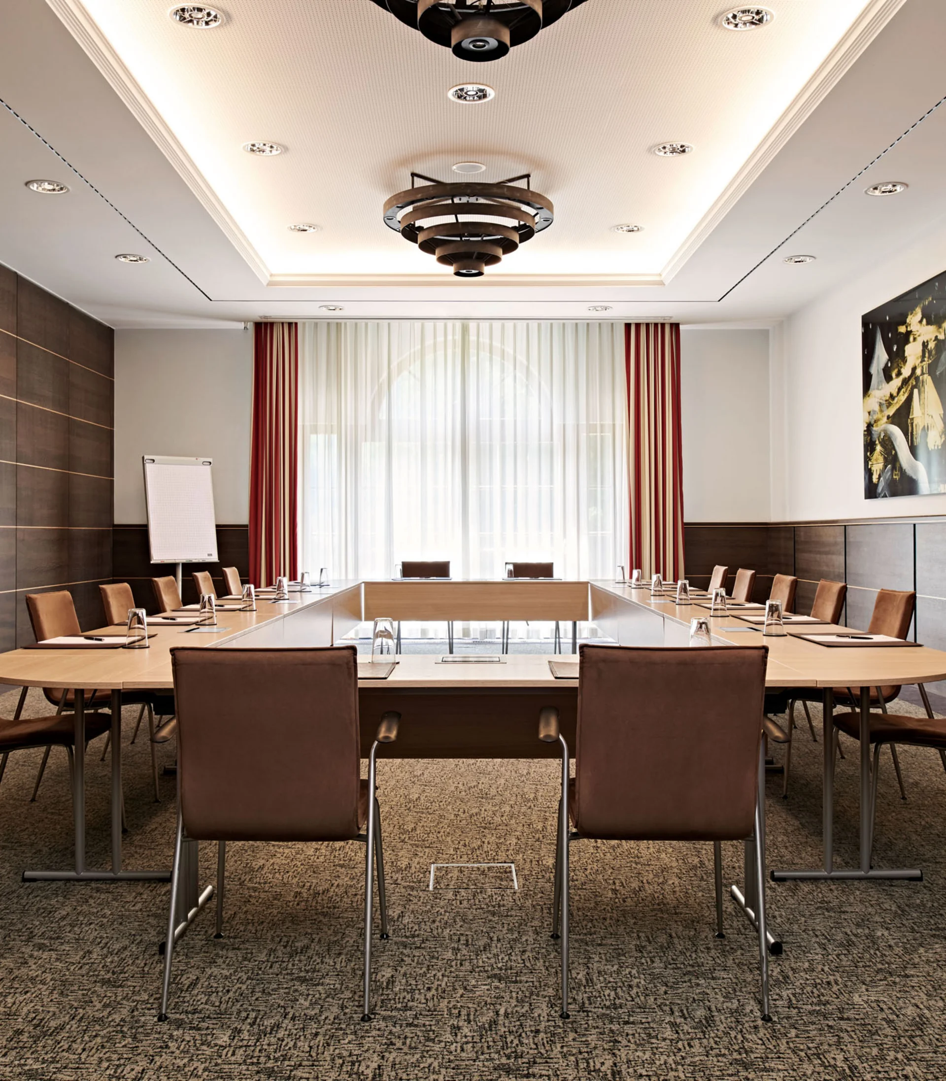 Ihr Firmenevent oder Meeting im Schlosshotel Kitzbühel Moderner Konferenzraum mit U-förmigem Tisch und braunen Stühlen