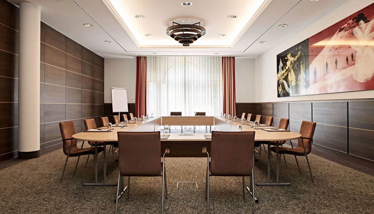Ihr Firmenevent oder Meeting im Schlosshotel Kitzbühel Moderner Konferenzraum mit U-förmigem Tisch und braunen Stühlen
