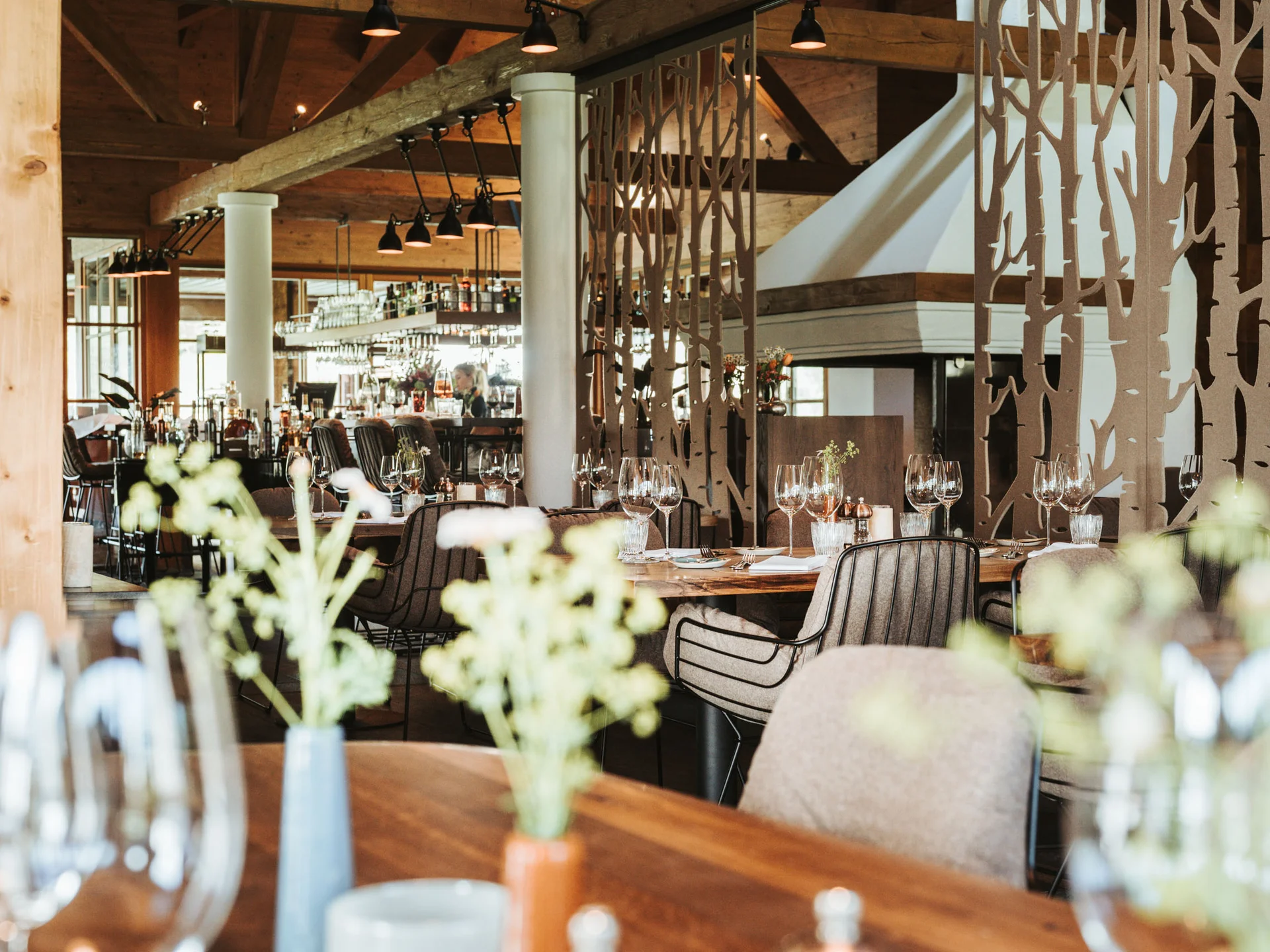 Bilder, die Sie sehen müssen. Gemütliches Restaurant mit Holztischen, Stühlen und eleganter Tischdekoration