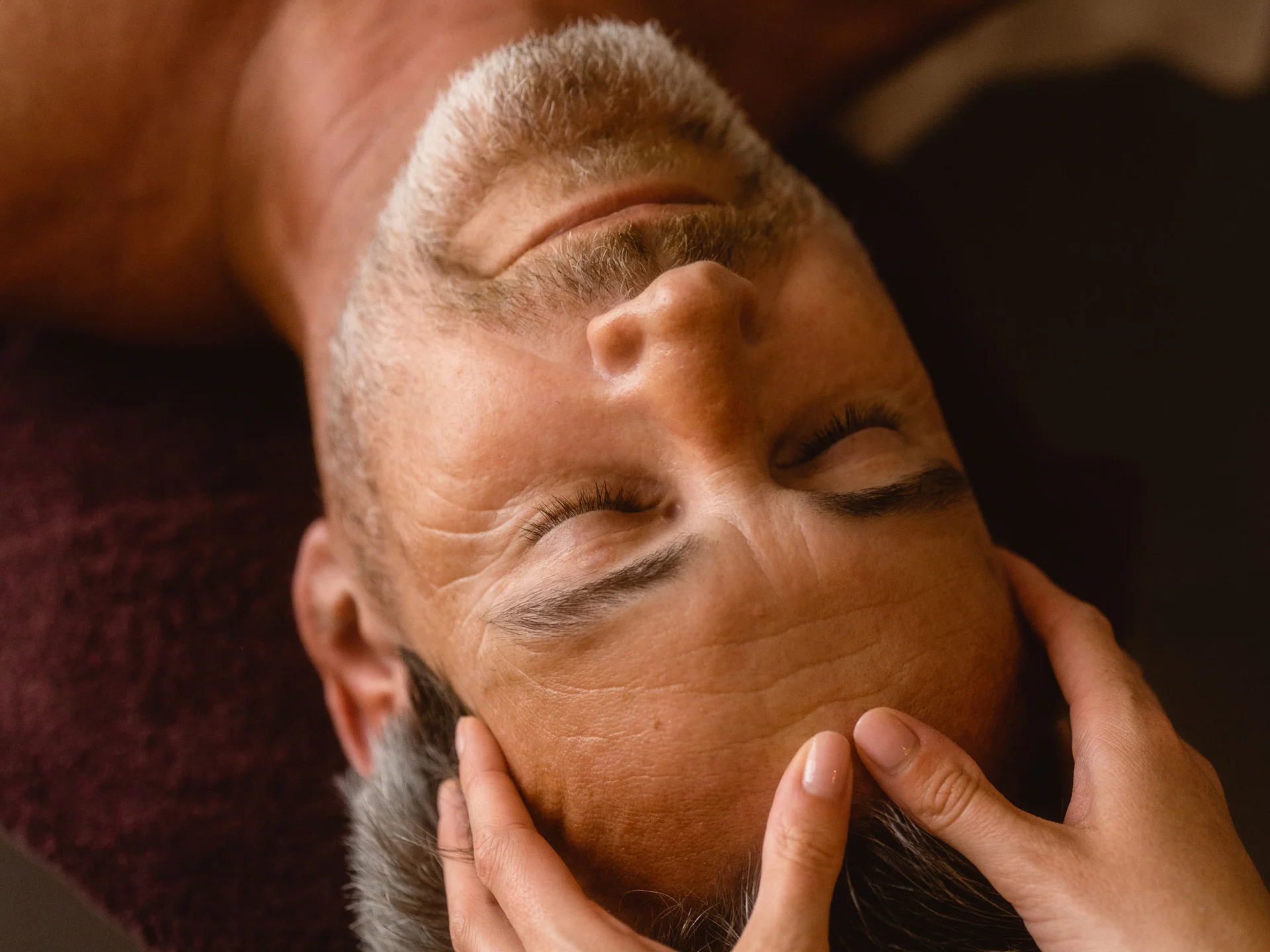 Bilder, die Sie sehen müssen. Mann entspannt sich bei einer Kopfmassage