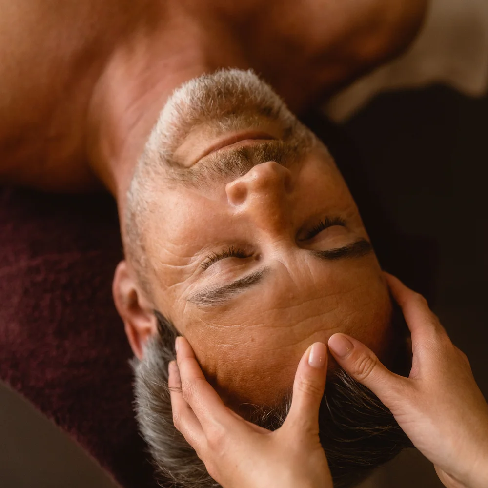 Premium-Spa im Wellnesshotel in Kitzbühel Mann entspannt sich bei einer Kopfmassage