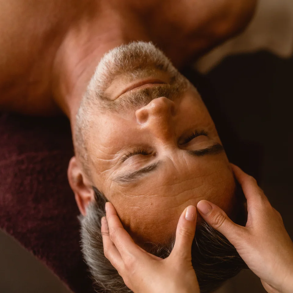 Eine der schönsten Hochzeitslocations in Tirol Mann entspannt sich bei einer Kopfmassage