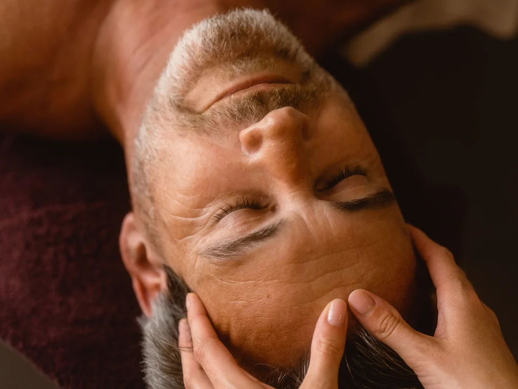 Bilder, die Sie sehen müssen. Mann entspannt sich bei einer Kopfmassage