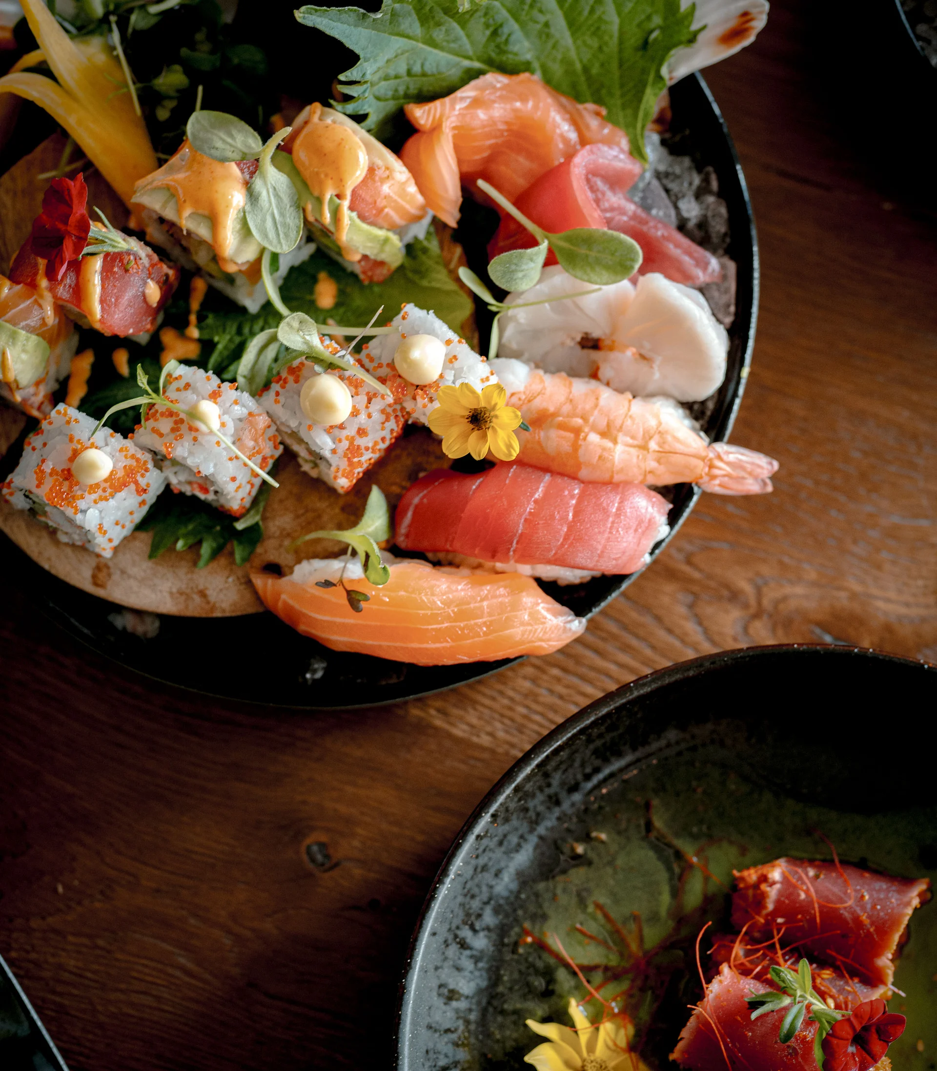 Restaurant Kitzbühel | Genuss im Schlosshotel Verschiedene Sushi- und Sashimi-Variationen auf einem Teller angerichtet