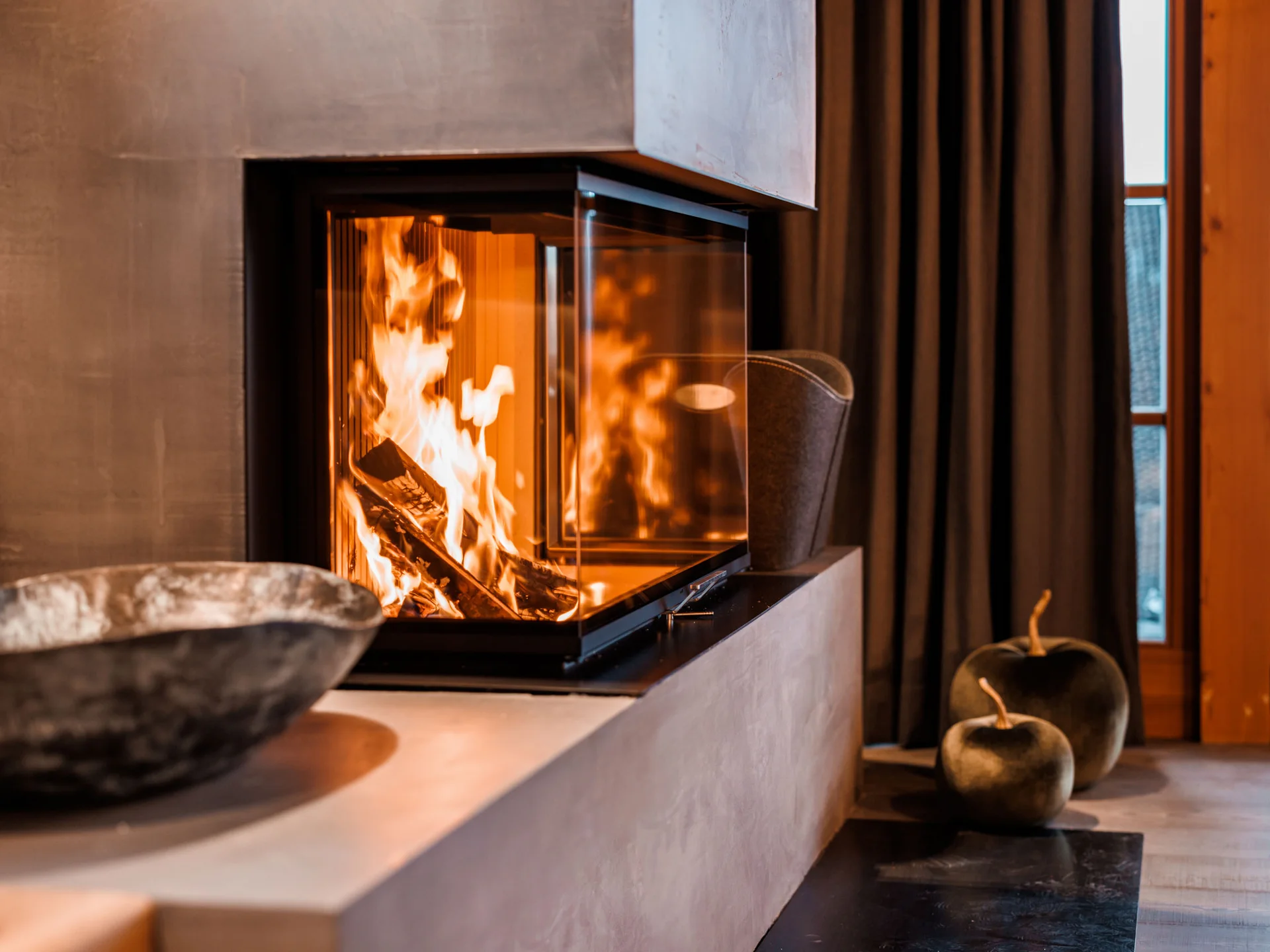 Bilder, die Sie sehen müssen. Moderner Kamin mit brennendem Feuer in gemütlichem Wohnzimmer