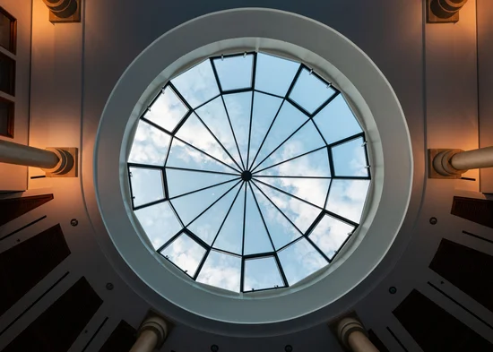 Schlosshotel Kitzbühel – ein Premiumerlebnis Ovales Glasdach mit Blick auf den Himmel und Wolken