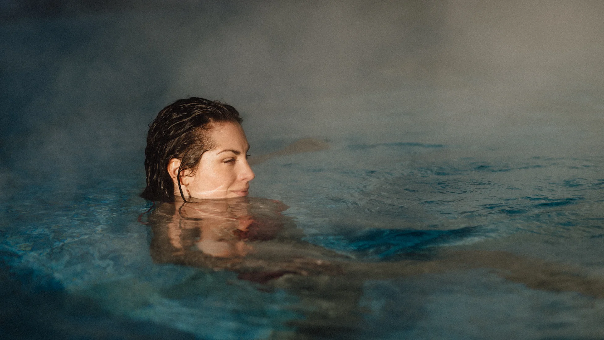 Schlosshotel Kitzbühel – ein Premiumerlebnis Frau entspannt sich im dampfenden Wasser