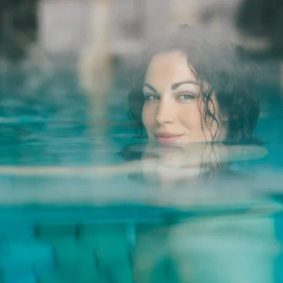 Schlosshotel Kitzbühel – ein Premiumerlebnis Frau entspannt sich in einem Dampfbad mit Wasser und Nebel