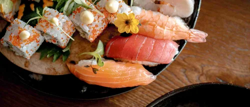 Schlosshotel Kitzbühel – ein Premiumerlebnis Verschiedene Sushi- und Sashimi-Variationen auf einem Teller angerichtet